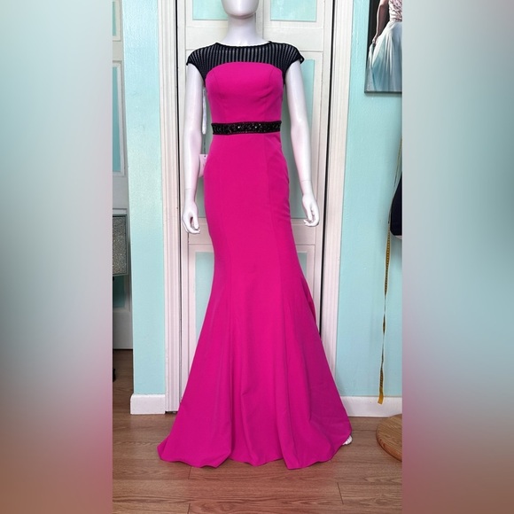 Size 0 Cassandra Stone by Mac Duggal 11007 Black Fuchsia Fitted Prom dress gown Size 0 Cassandra Stone by Mac Duggal 11007 Black Fuchsia Fitted Prom dress gown